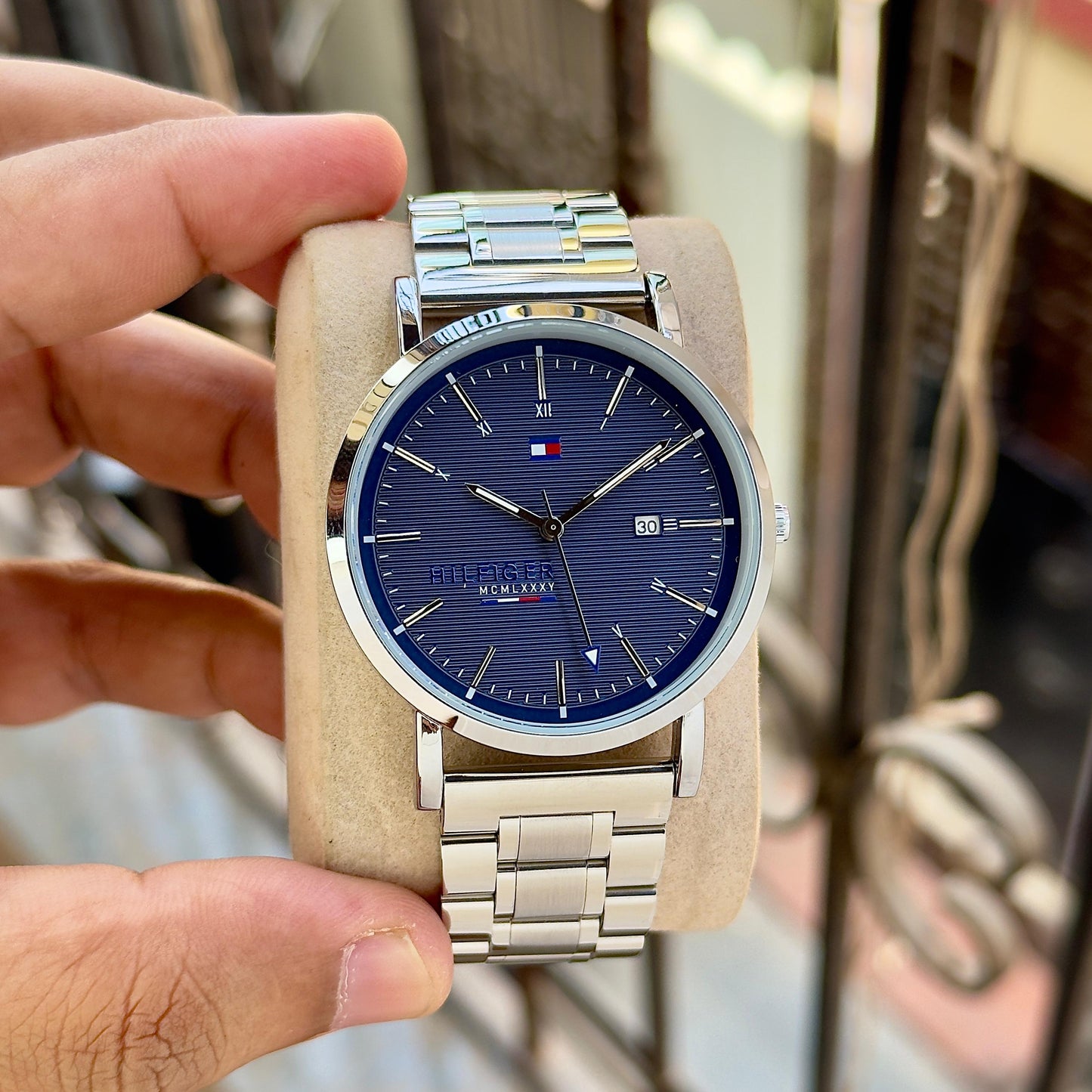TOMMY HILFIGER – MODERN BLUE ELEGANCE